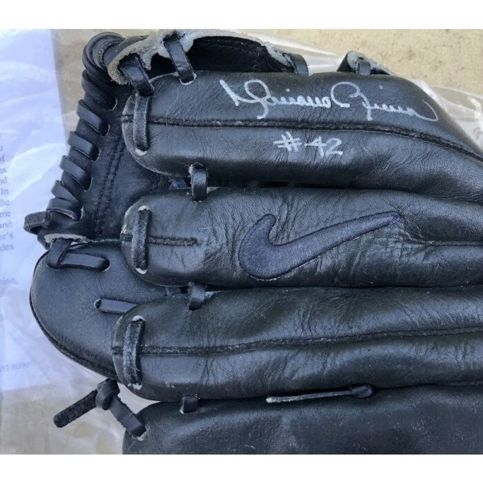 Mariano Rivera Game Used Glove 2008-2009 Signed Authenticated- Auto Jsa-1/1 100%